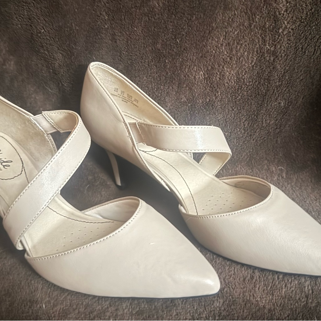 Brand New Life Stride Cream Womens Heels
